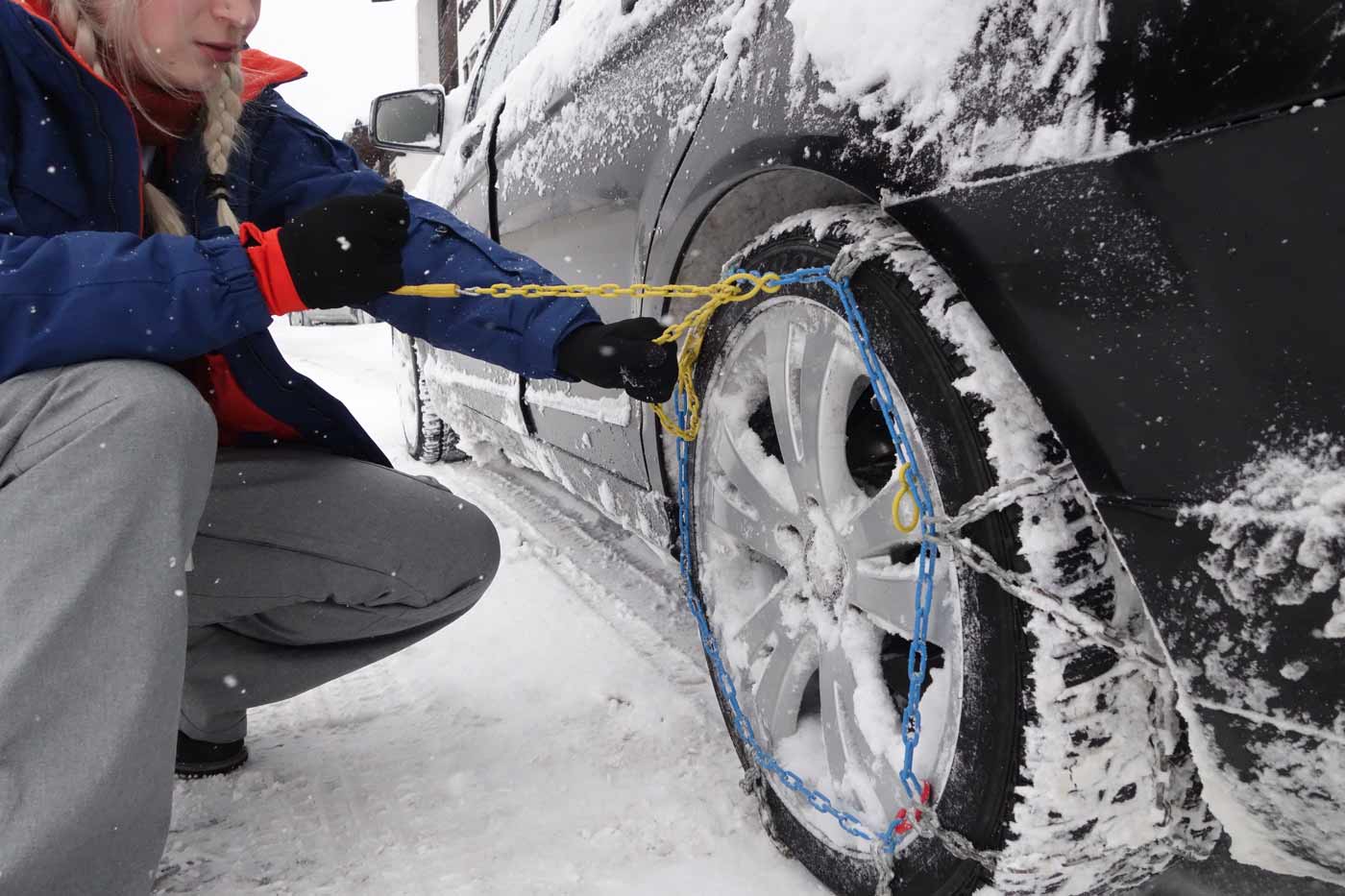 Sneeuwkettingen omleggen op wintersport