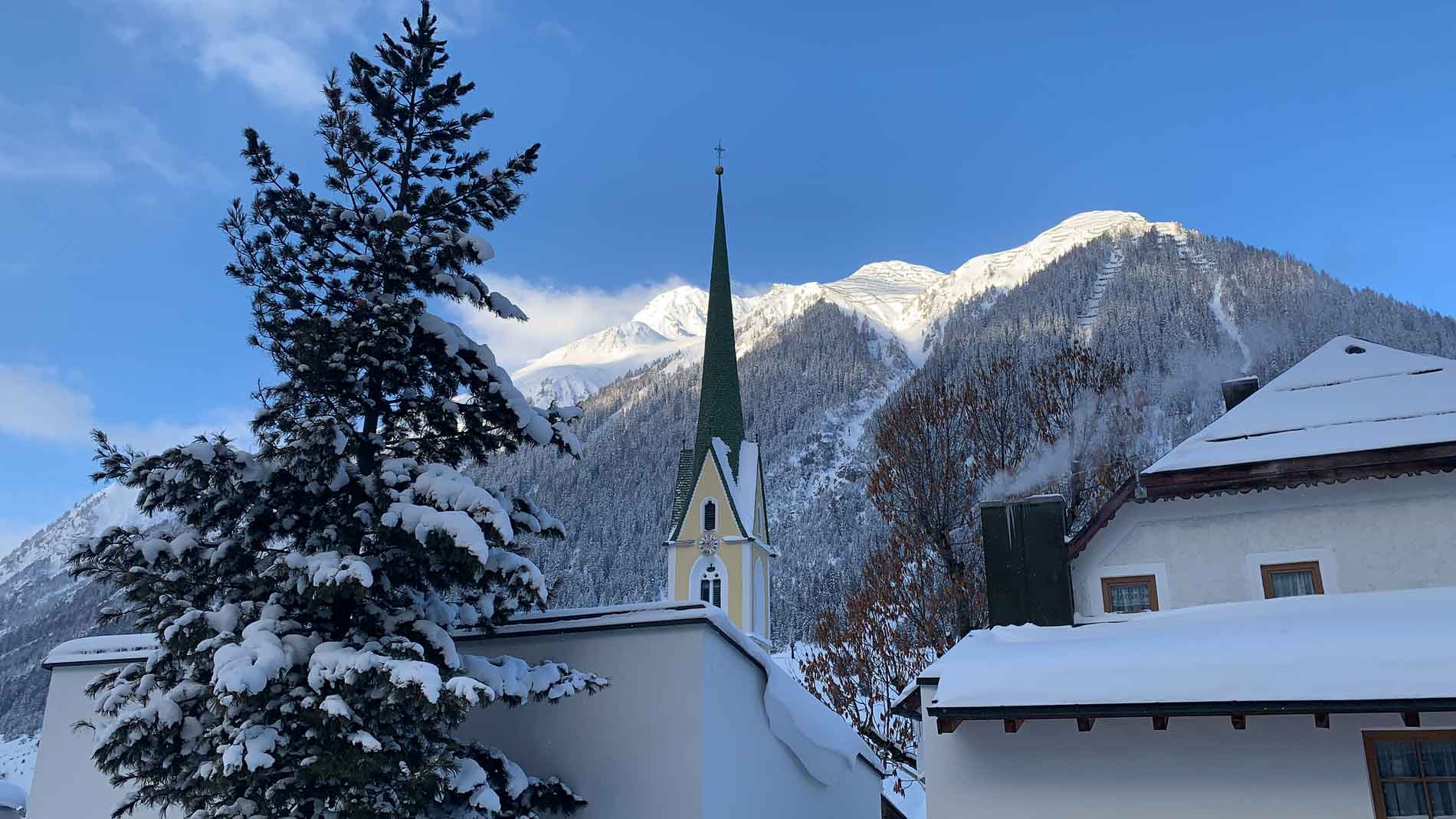 Kerk in Ischgl met sneeuw