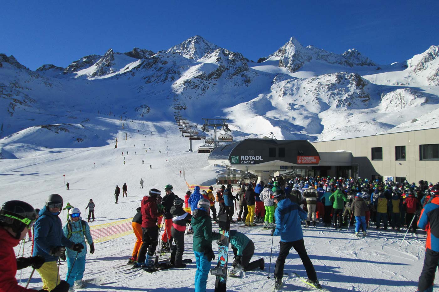 Rij voor de skilift tijdens drukke vakantieweken wintersport