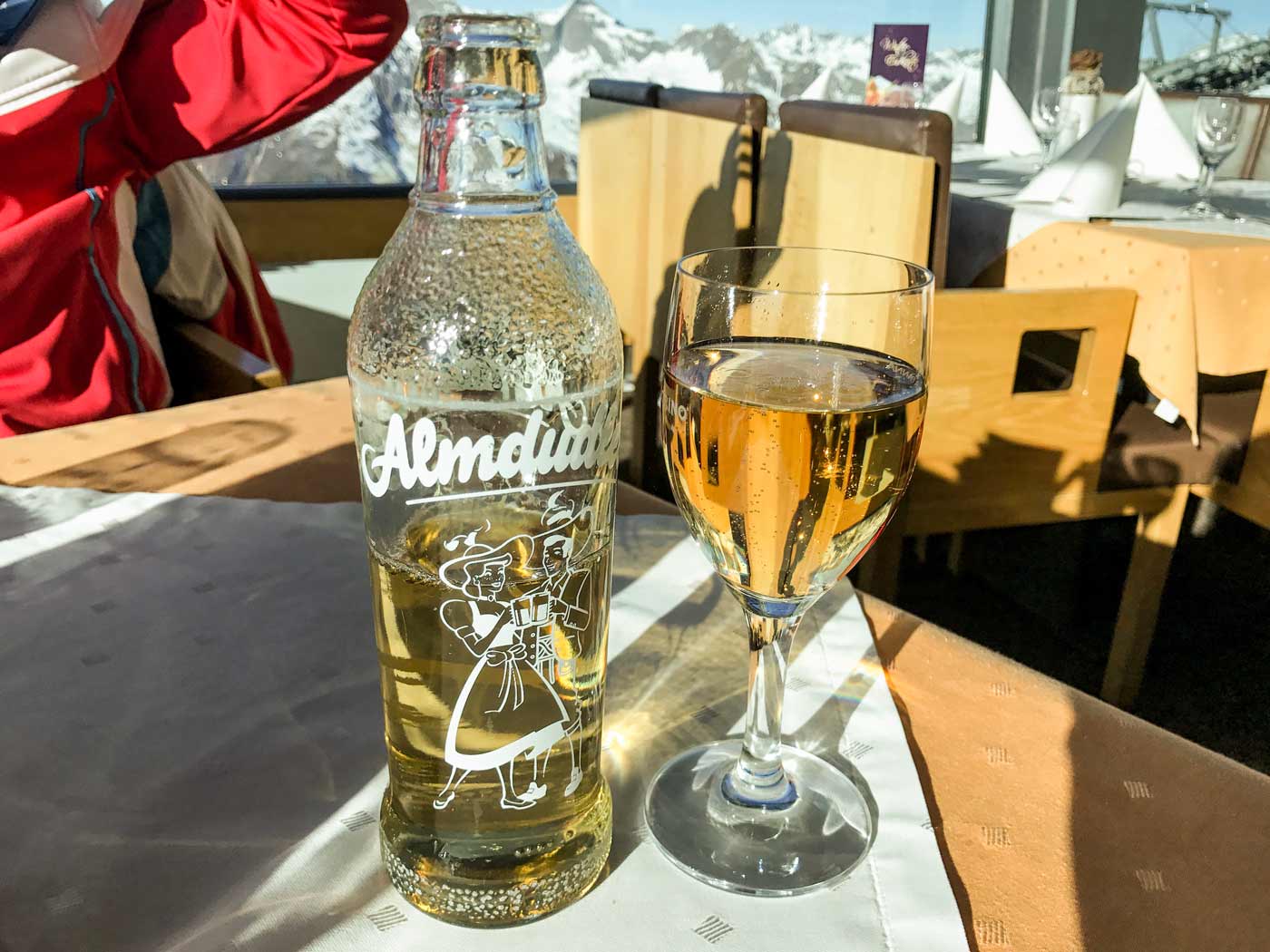 Almdudler op het terras van een berghut