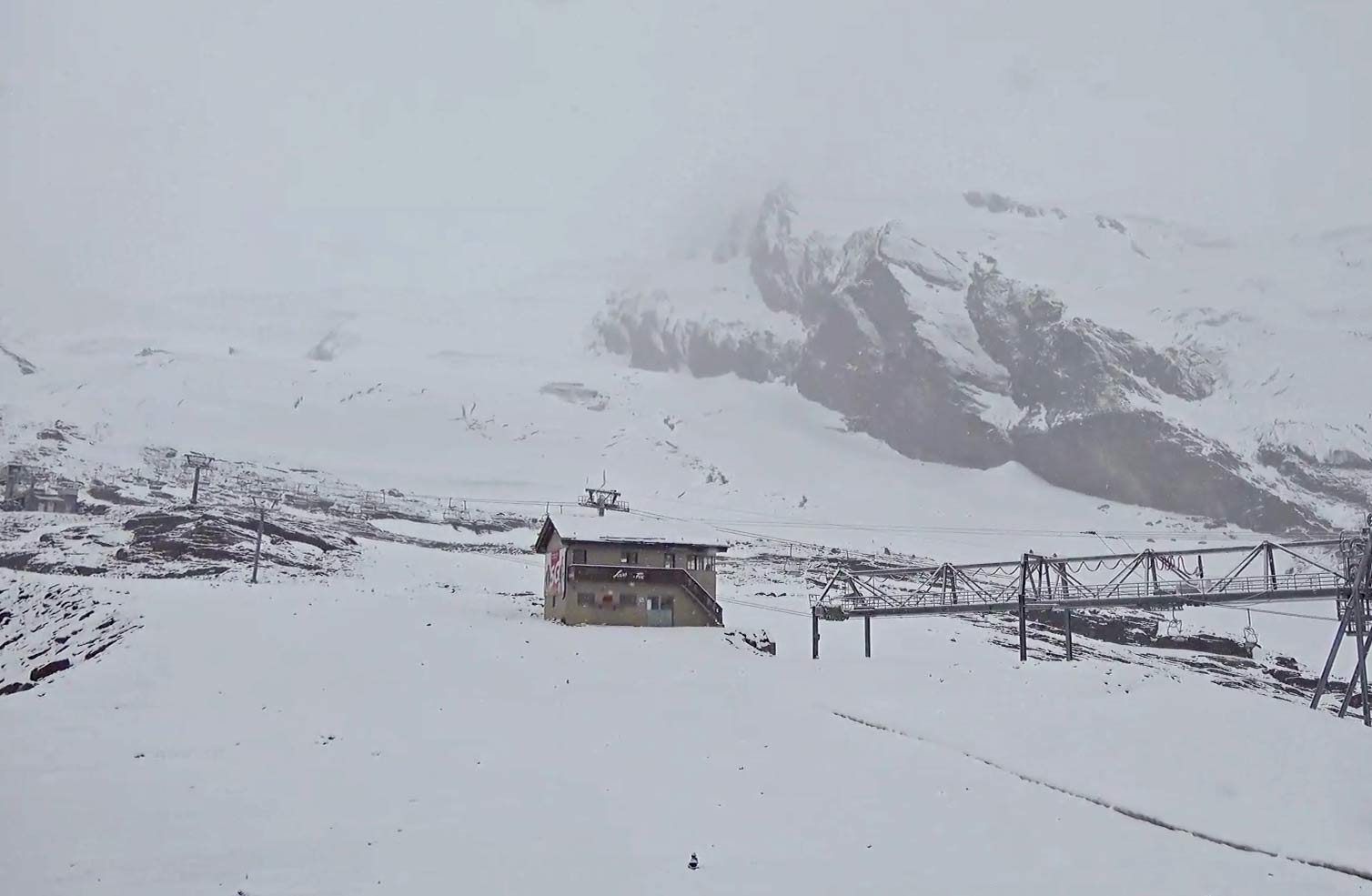 Verse sneeuw in juli in Saas-Fee