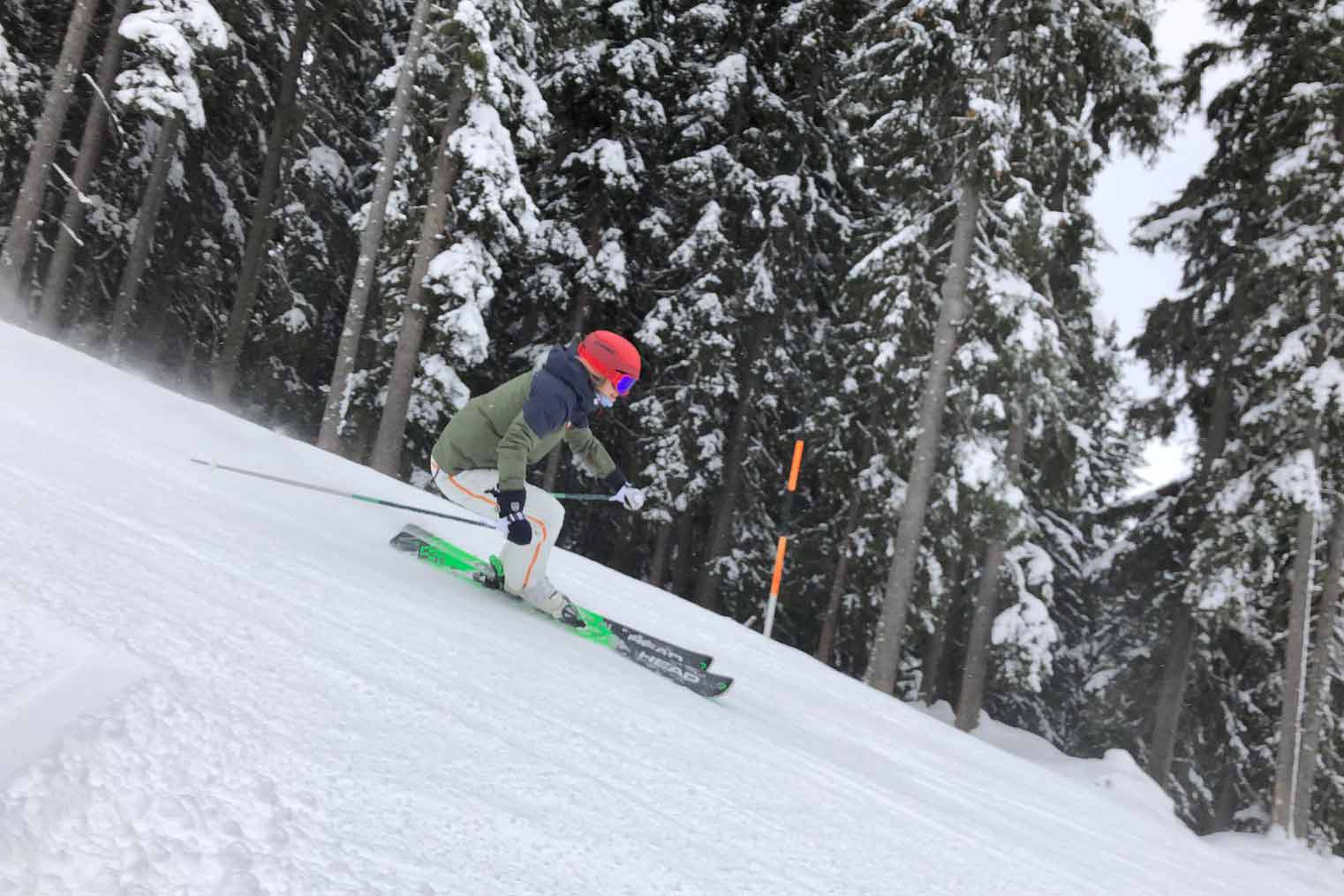 Skiën op de piste op een allmountain ski