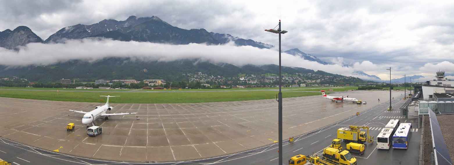 Luchthaven Innsbruck met vliegtuigen
