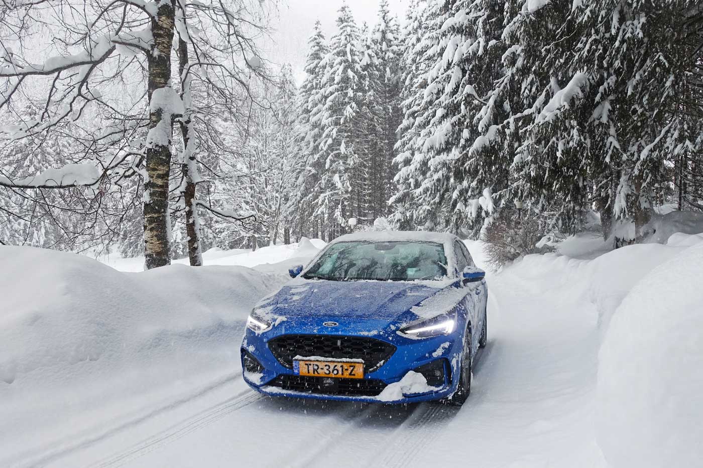 Auto op besneeuwde weg