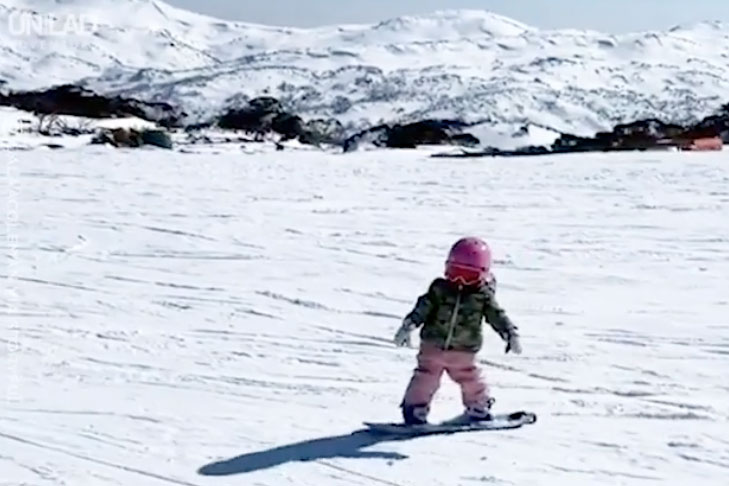 1-jarige op een snowboard in Australië