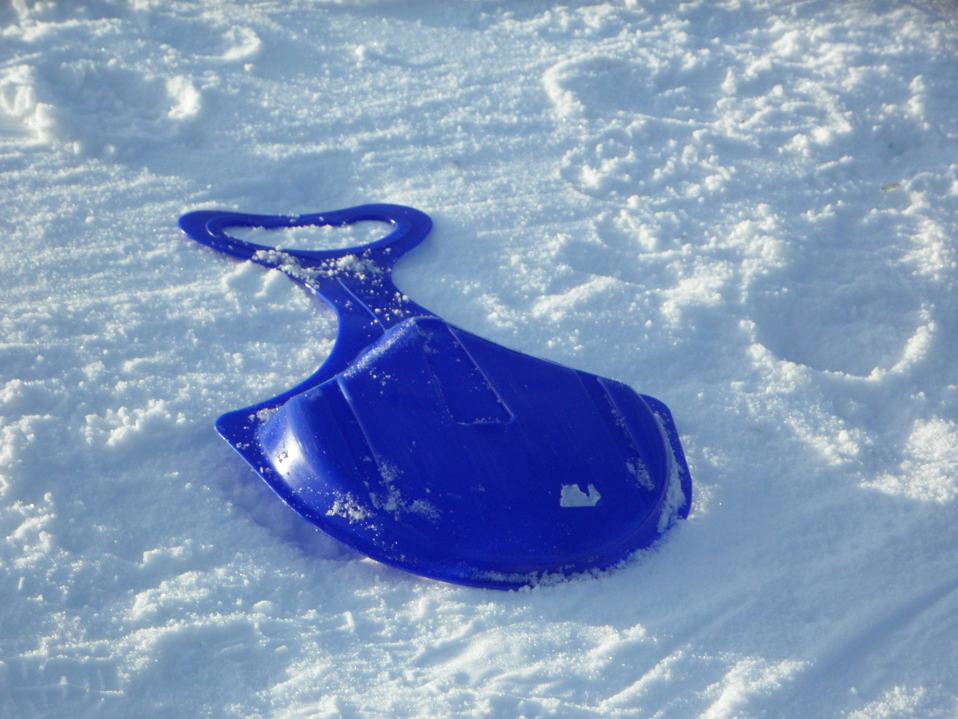 Plastic slee in de sneeuw