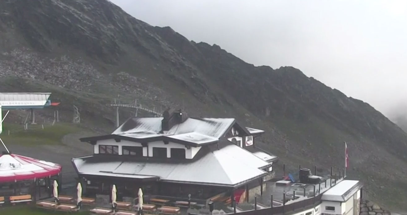 Sneeuw berghut Sölden