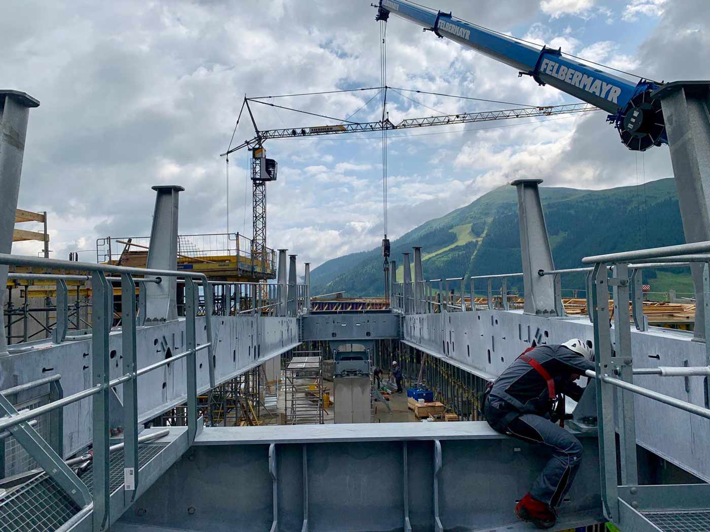 Kranen bij nieuwe Zwölferkogelbahn