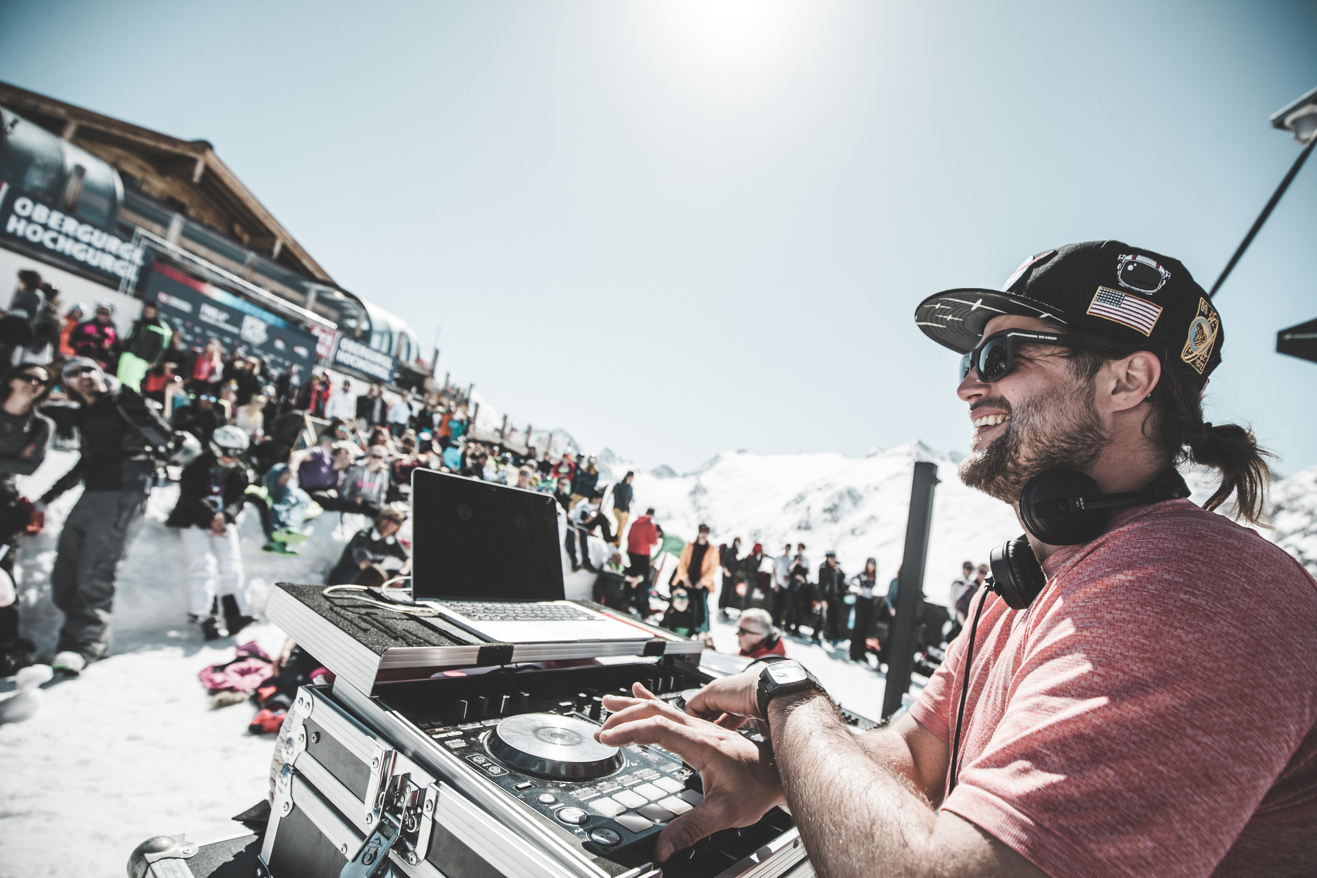 Dj tijdens optreden in skigebied van Gurgl