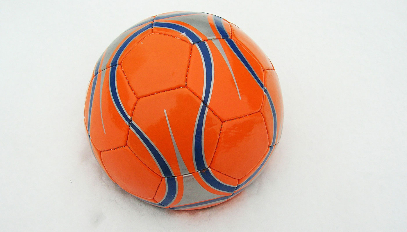 Voetbal in de sneeuw