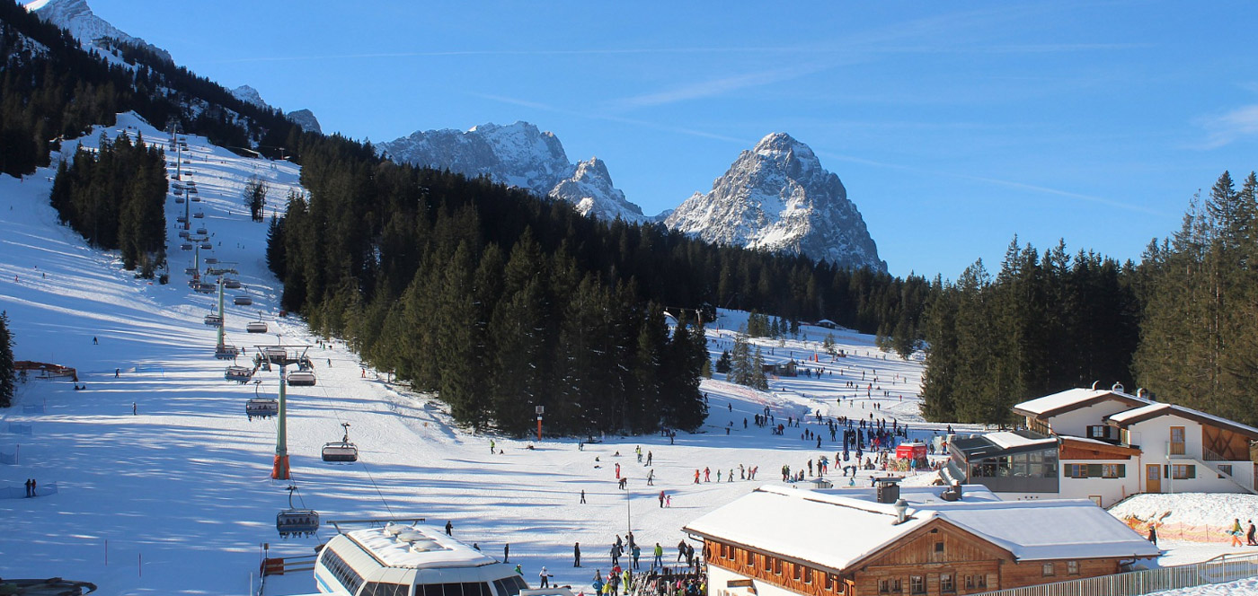 Stoeltjeslift en skiënde mensen