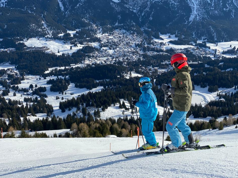 Genieten van uitzicht op piste