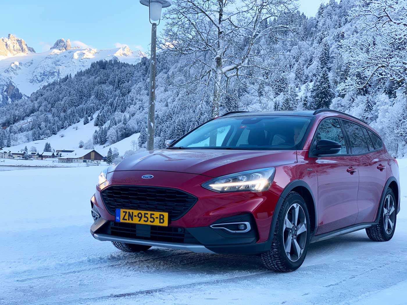 Auto op besneeuwde weg