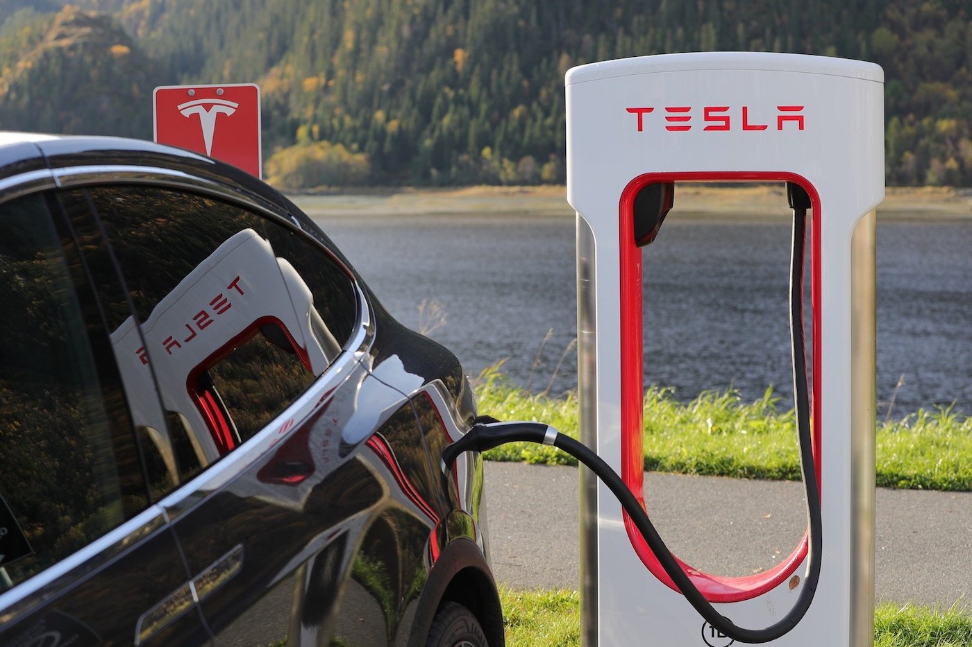 elektrische auto aan laadpaal
