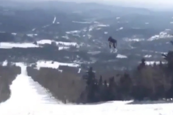Kind sprong op piste