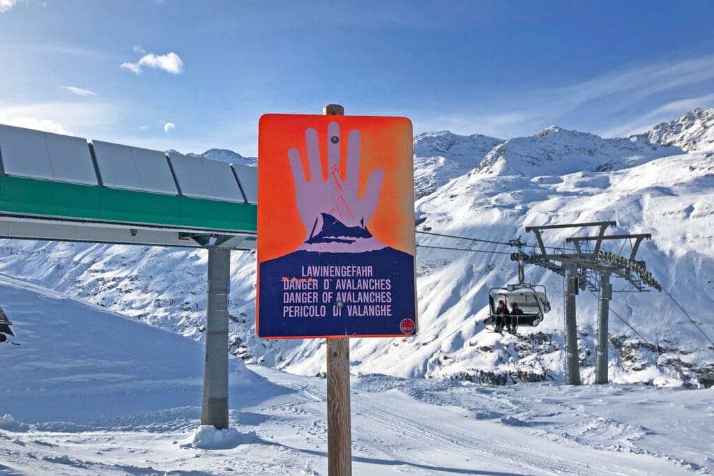 Lawinengefahrzeichen in einem Skigebiet