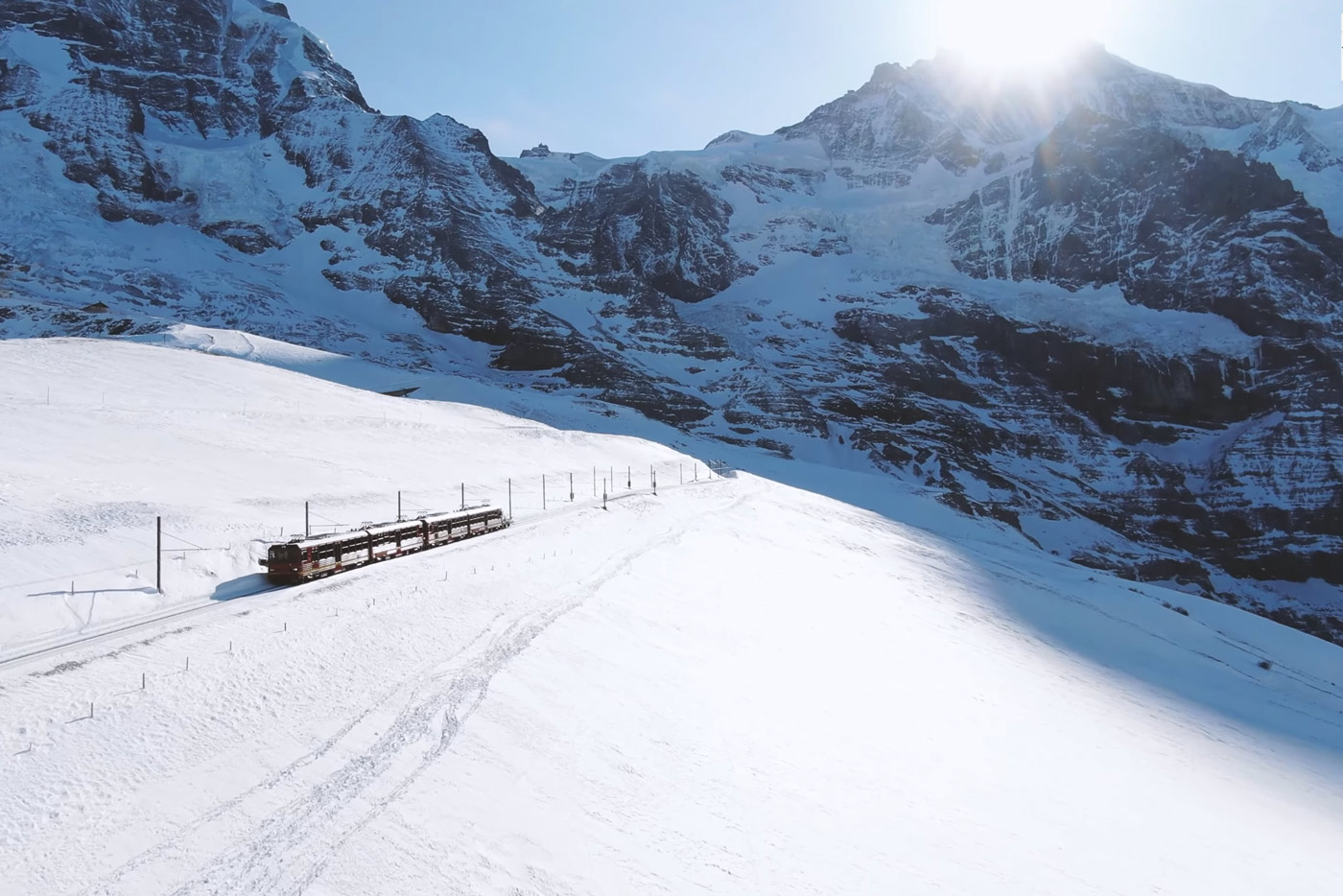 Beste drone shots Zwitserland trein in de besneeuwde bergen