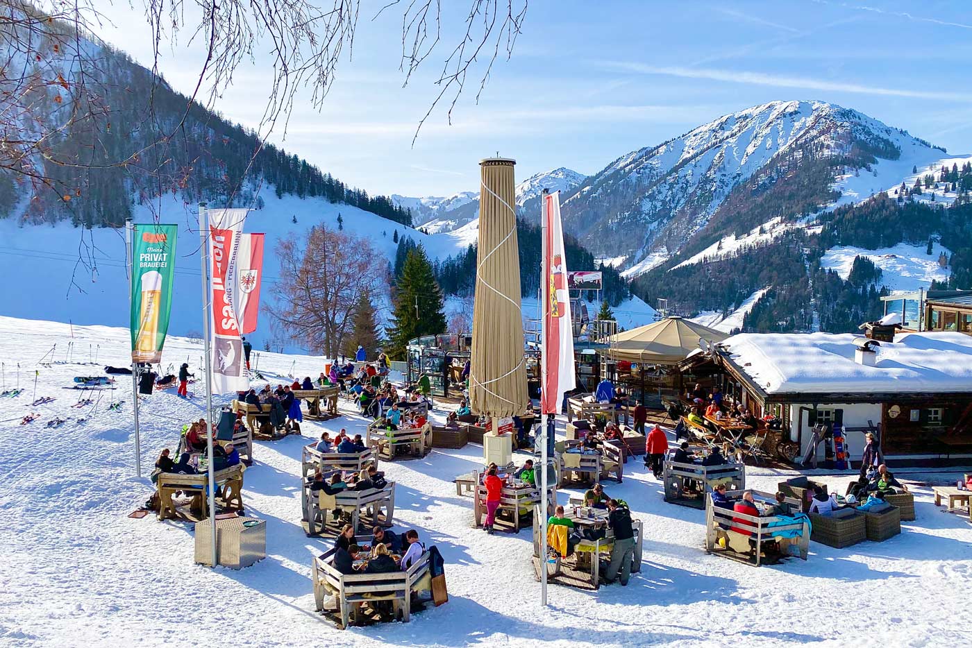 Terras in de zon in het Skicircus