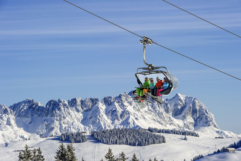 Stoeltjeslift met skiers