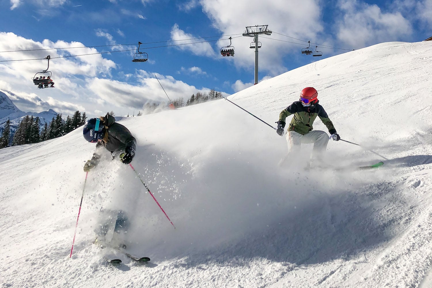 sneeuwdouche van een van je vrienden op wintersport