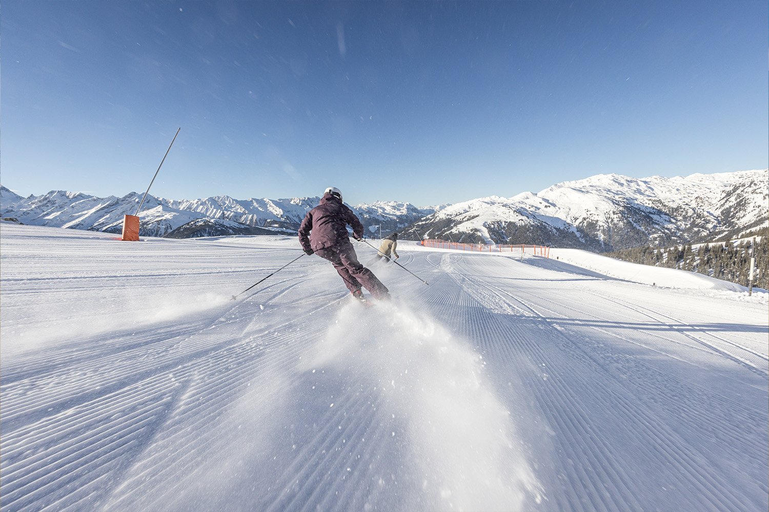 Skiër op een ribbeltjespiste