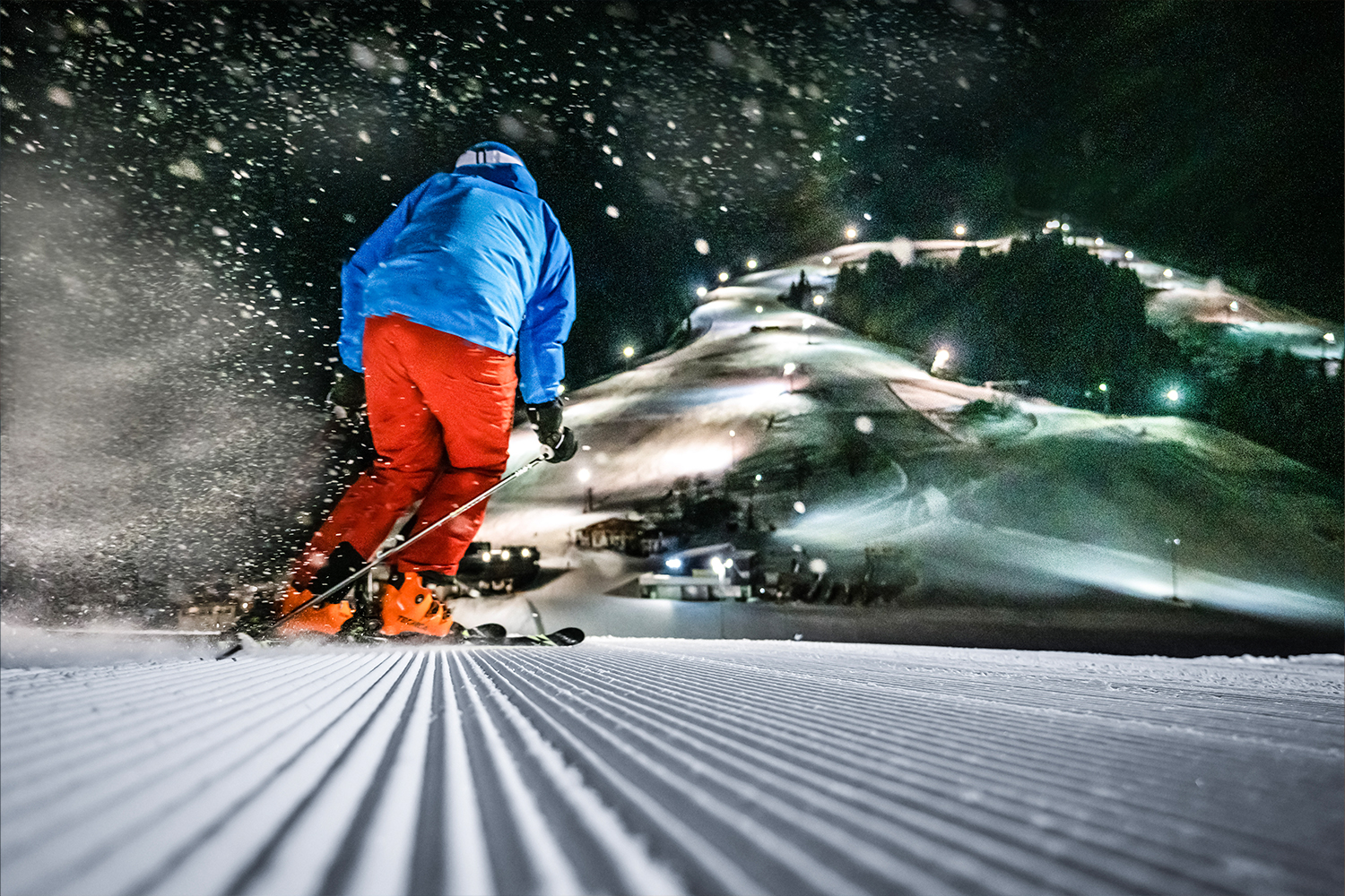 Skiër op de nachtafdaling in SkiWelt