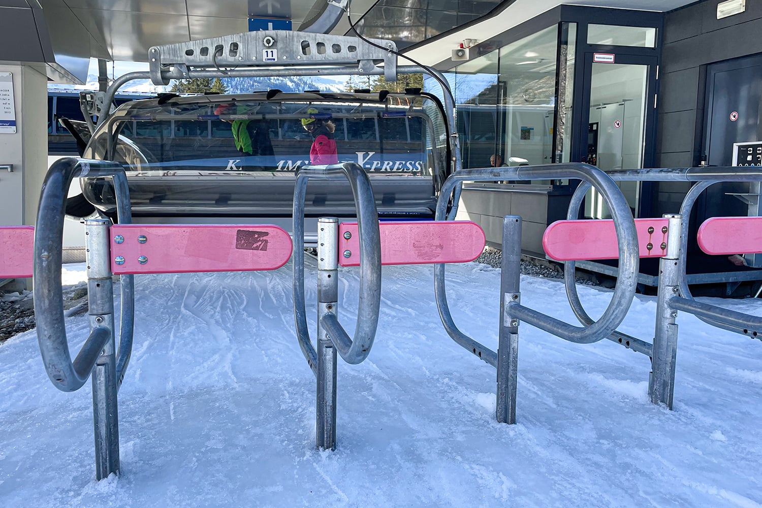 Chaos in de Alpen: extreem weer zorgt voor gesloten wegen, stroomuitval ...