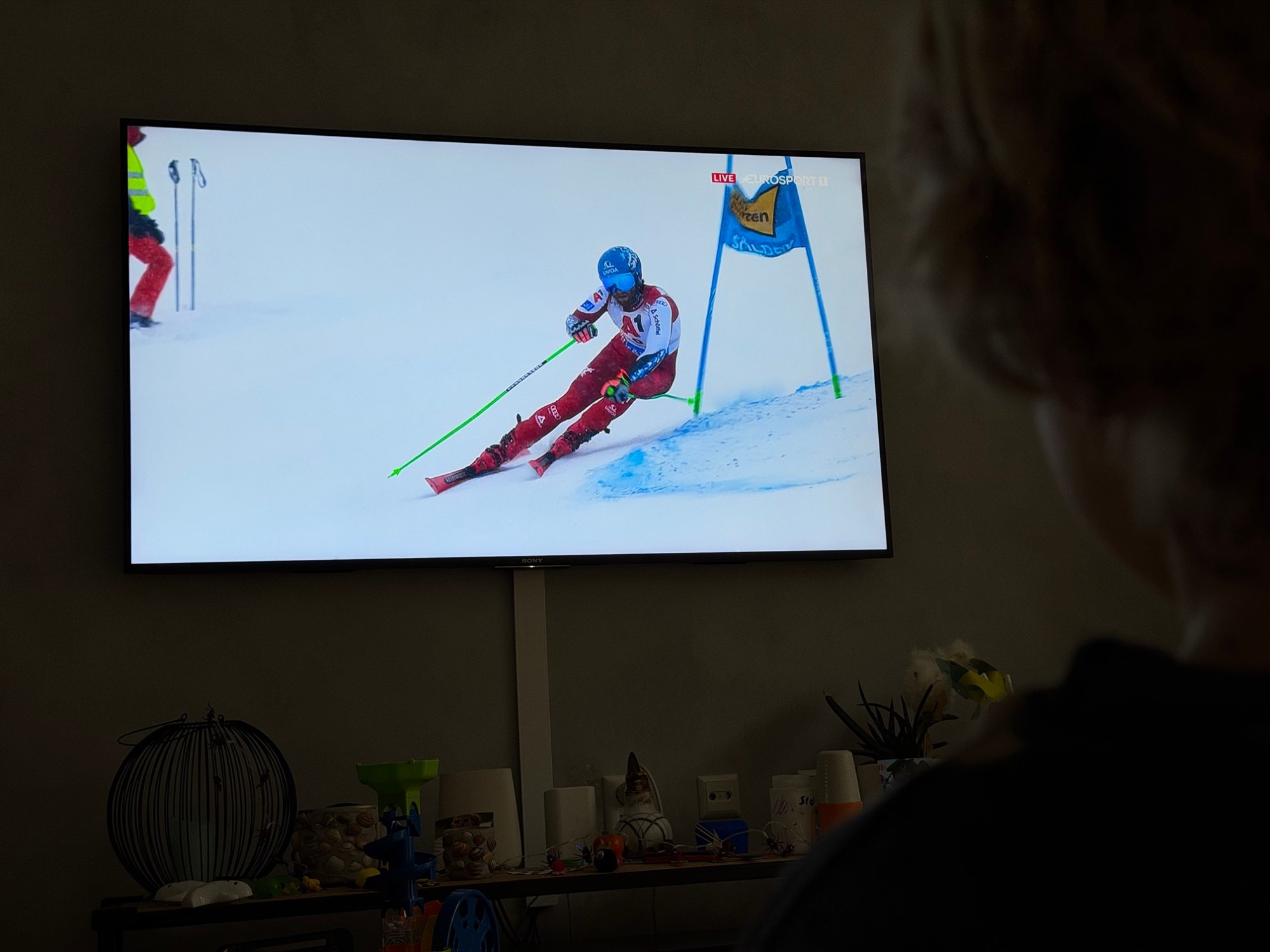 Tv-beeld van een Oostenrijkse skiër in de wereldbeker reuzenslalom van de mannen in Sölden