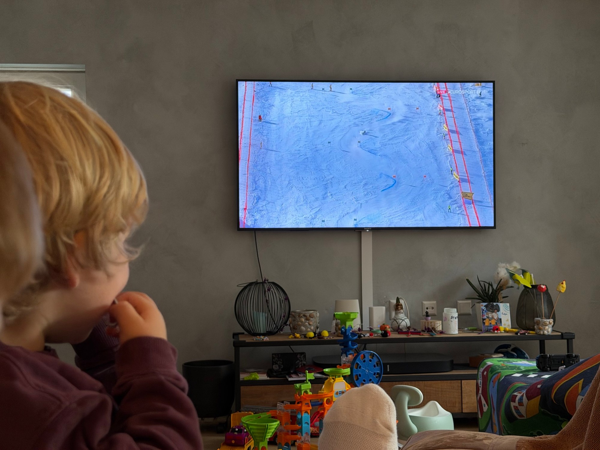 Kind kijkt thuis op tv naar de wereldbeker reuzenslalom op de Rettenbachgletscher in Sölden